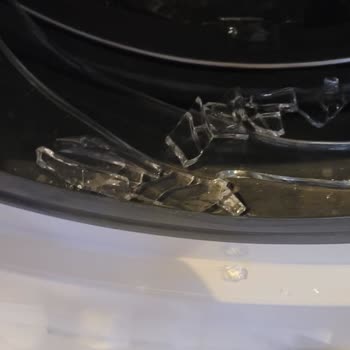 Kartur Kırık Cam Kapakla Teslim Edilen Bosch Çamaşır Makinesi: Sorumluluk Kimin?