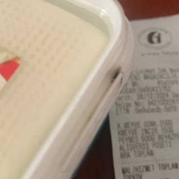 Tarihi Geçmiş Peynir Ve İlgisiz Müşteri Hizmetleri