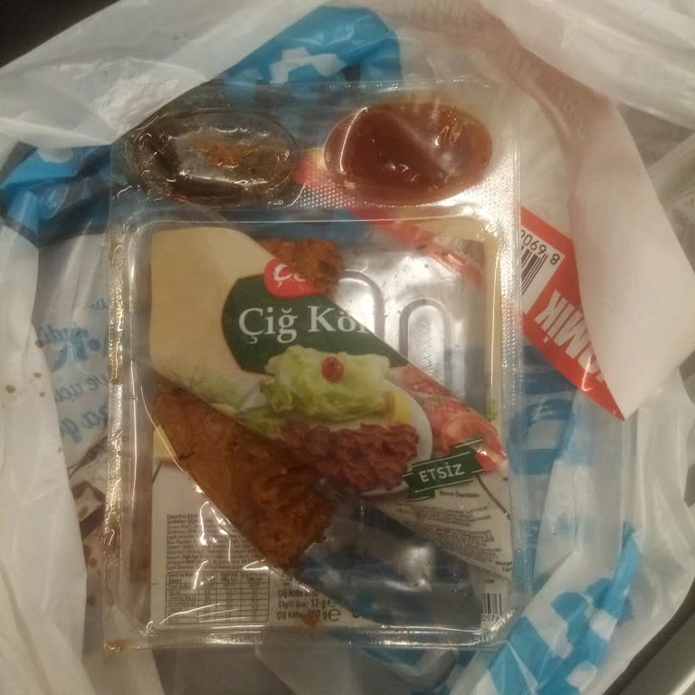 Çokça Çiğ Köfte İçinde Kıl