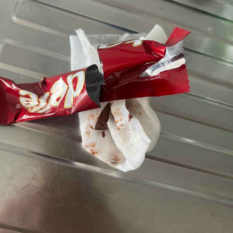 Çikolatadan Çıkan Kıl Şoku!