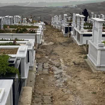 Büyükçekmece Mezarlıkta Çamur Engeli: Ziyaretlerimiz Çileye Dönüşüyor