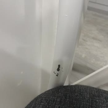 Hasarlı Sandalyeler Ve İlgisiz Mağaza