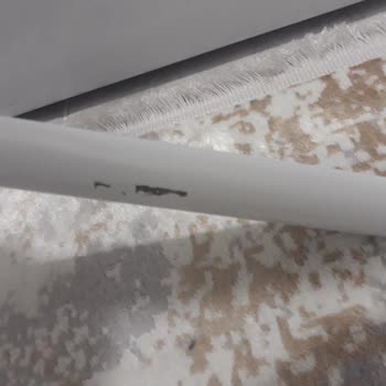 Hasarlı Sandalyeler Ve İlgisiz Mağaza