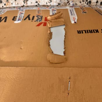 Yurtiçi Kargo'nun Hasarlı Ve Yağlanmış Paket Teslimatı