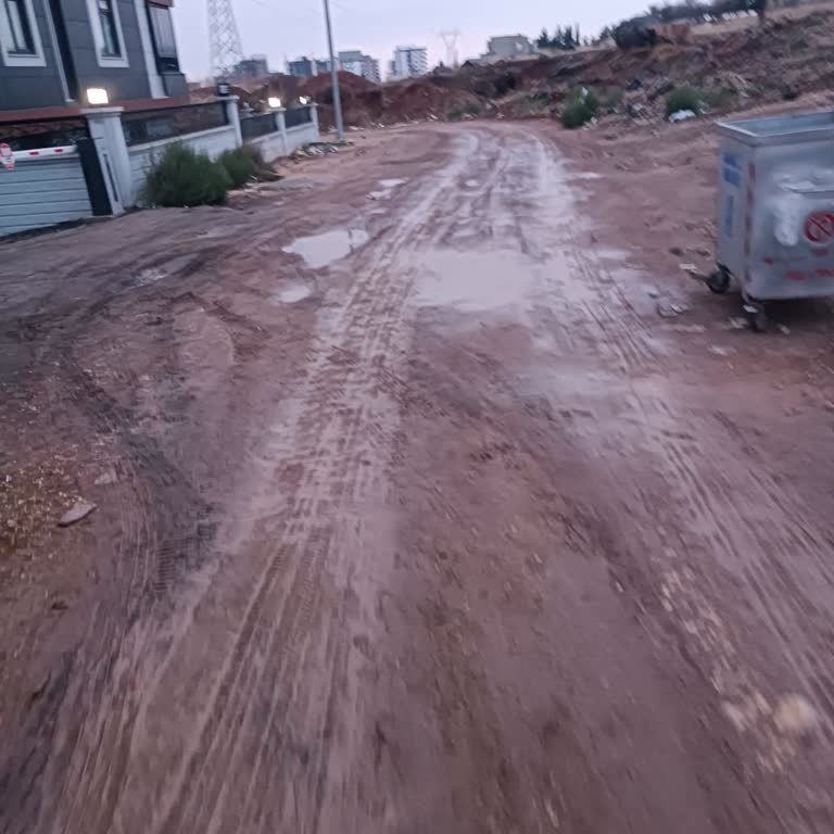 Karaköprü'de Bitmeyen Yol Sorunu: Çukur Ve Çamur İçinde Mahsur Kaldık