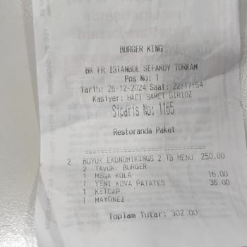 Burger King'de Hijyen Skandalı: Yere Düşen Tavuk Paketleniyor!