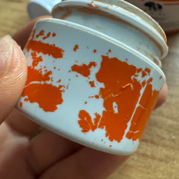 Problema con envase de crema de ojos Origins, desgaste y residuos