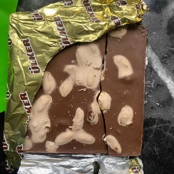 Bayat Görünümlü Ülker Antep Fıstıklı Çikolata!