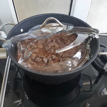 Tencere Kapağı Kırıldı, Etler Ziyan Oldu