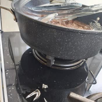 Tencere Kapağı Kırıldı, Etler Ziyan Oldu