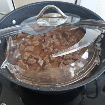 Tencere Kapağı Kırıldı, Etler Ziyan Oldu