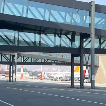 Pegasus'un Sisli Kaosu: Yolcular Soğukta Mağdur Edildi