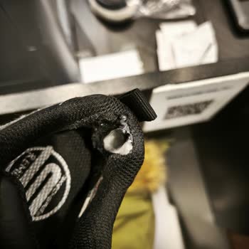 Kalitesiz Malzeme, Mağdur Çocuk Ayakları