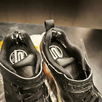 Kalitesiz Malzeme, Mağdur Çocuk Ayakları