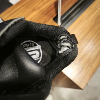 Kalitesiz Malzeme, Mağdur Çocuk Ayakları