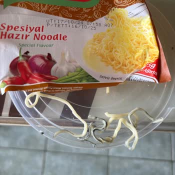 Noodle İçinden Çıkan Gizemli Maddeler