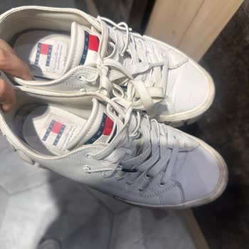 Tommy Hilfiger Ayakkabılarında Kusur Ve İlgisizlik