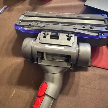 Dayanıksız Plastik Aksam: Dyson Süpürge Başlığı Kırıldı
