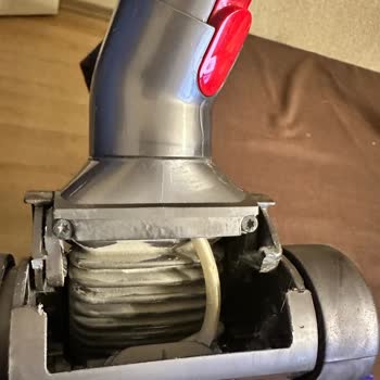 Dayanıksız Plastik Aksam: Dyson Süpürge Başlığı Kırıldı