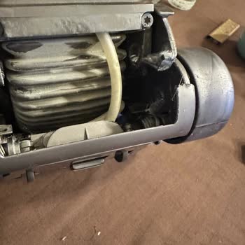 Dayanıksız Plastik Aksam: Dyson Süpürge Başlığı Kırıldı