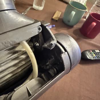 Dayanıksız Plastik Aksam: Dyson Süpürge Başlığı Kırıldı