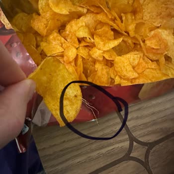 Lays Cips Paketinde Naylon İp Skandalı