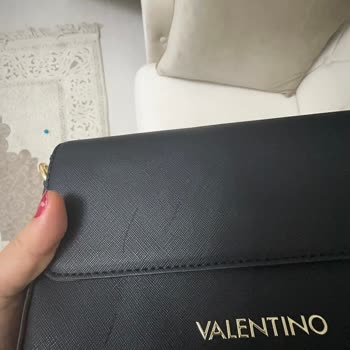 Valentino Çantada Beklenmedik Çizikler