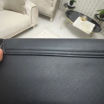 Valentino Çantada Beklenmedik Çizikler