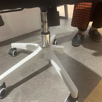 Kırılan Sandalye Ve Yetersiz Müşteri Hizmetleri