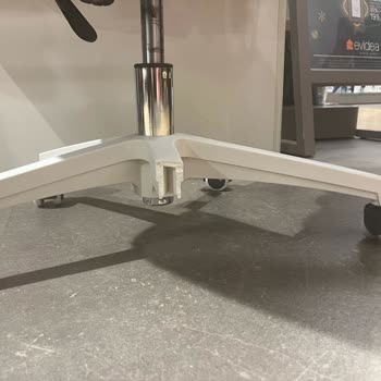 Kırılan Sandalye Ve Yetersiz Müşteri Hizmetleri