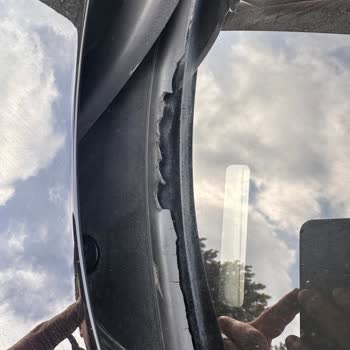 BMW Aracın Ön Cam Fitilinde Ciddi Bir Deformasyon