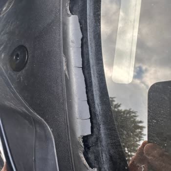 BMW Aracın Ön Cam Fitilinde Ciddi Bir Deformasyon