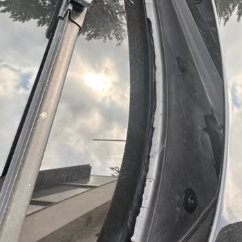 BMW Aracın Ön Cam Fitilinde Ciddi Bir Deformasyon