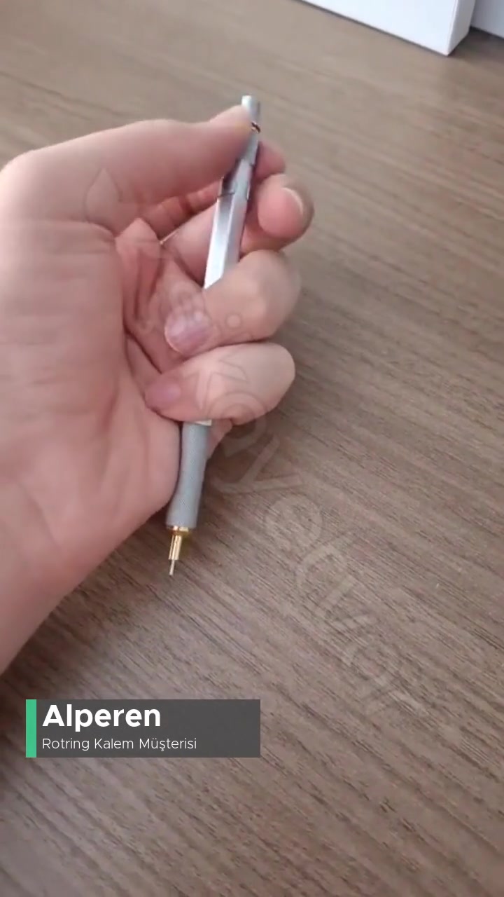 Rotring 800 Adlı Kalemim Arkadaki Tuşu Çevirince Açılıp Kapanmıyor! videonun kapak resmi