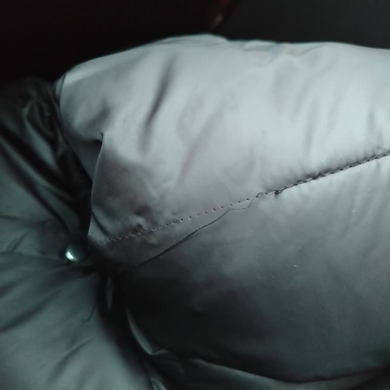 Antalya Mağazasından Aldığım Montta Sökükler Var