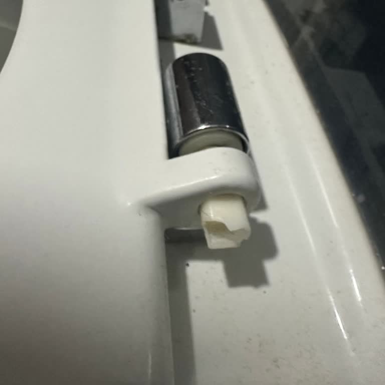 Klozet Menteşesi Sorunu: Parça Temini İçin Yardım Talebi