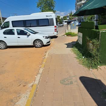 Kaldırım Tamiri Yarım Kaldı, Dükkan Çamur İçinde!