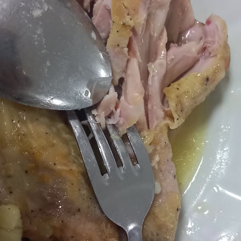 KYK Yurdunda Pişmemiş Yemek Ve Kötü Hizmet