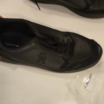 Tommy Hilfiger Ayakkabıda Beklenmedik Deformasyon!