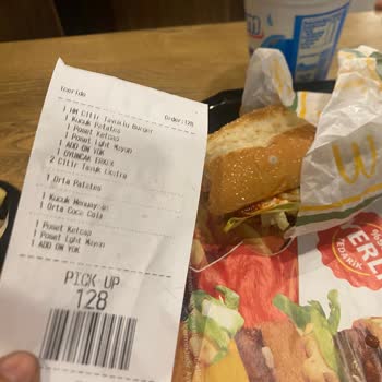 McDonald's Çocuk Menüsünde Küflü Ekmek Şoku
