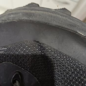 Su Geçirmez Botun Bağcık Yanlarından Açılması