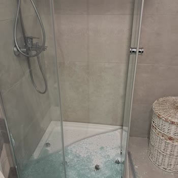 Artemis Duşakabin Camının Aniden Patlaması