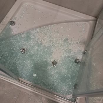 Artemis Duşakabin Camının Aniden Patlaması