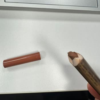 Kırılan Dudak Kalemi Hayal Kırıklığı