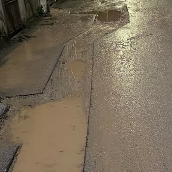 Adapazarı'nda Kazılan Yollar Araçlara Zarar Veriyor
