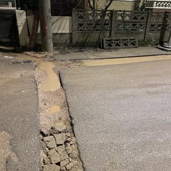 Adapazarı'nda Kazılan Yollar Araçlara Zarar Veriyor