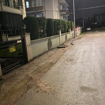 Adapazarı'nda Kazılan Yollar Araçlara Zarar Veriyor