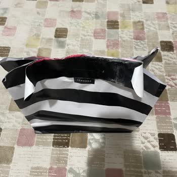 Islanan Hediye Paketi İçin Zorunlu Alışverişe Tepki