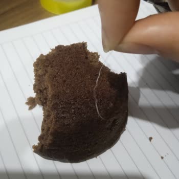 BİM'den Alınan Kekin İçinden Çıkan Plastik Madde Şoku