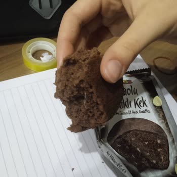 BİM'den Alınan Kekin İçinden Çıkan Plastik Madde Şoku